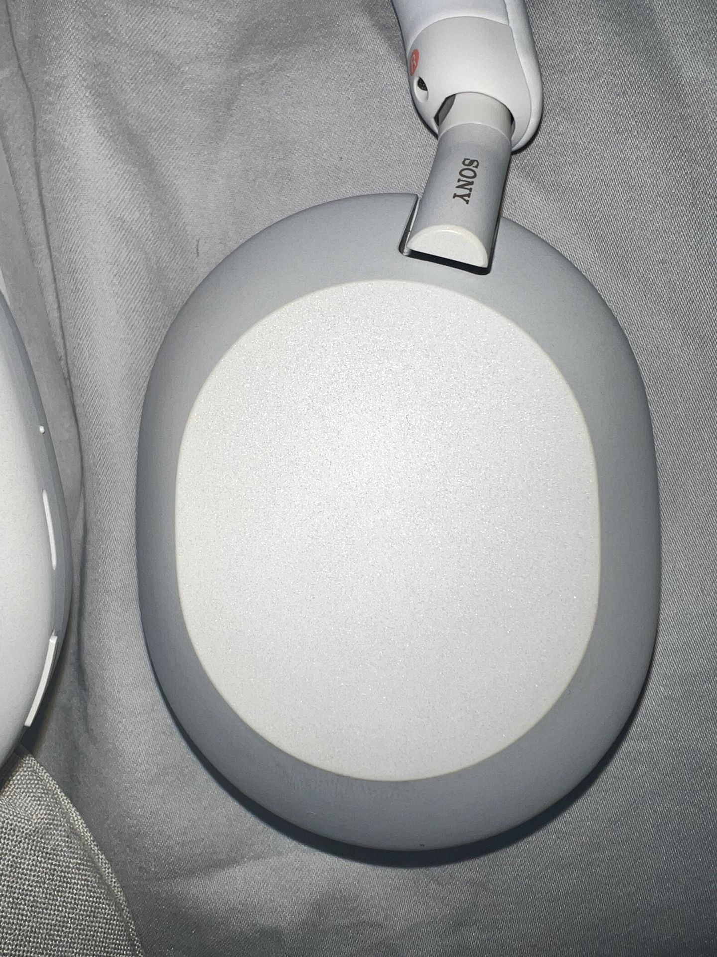 Sony - WH-1000XM5 Wireless Noise-Canceling Over-the-Ear Headphones -Silver