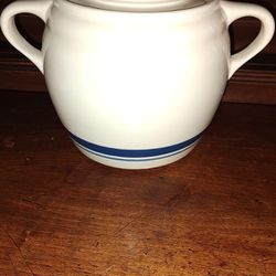 Roseville 3 Qt Bean Pot/Cookie Jar  and Lid