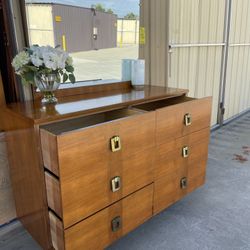 Dresser With Mirror 