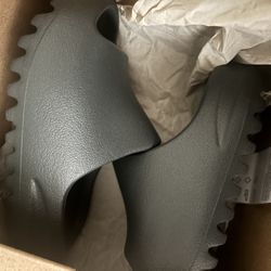Adidas Yeezy Slide Dark Onyx (KIDS) 10K $40