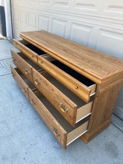 Dresser six drawers good condition all drawers slide, smooth size 61/32/16 free delivery🚚