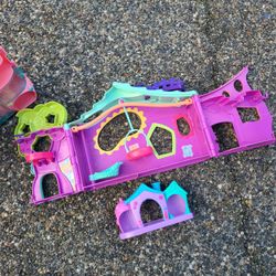 Hasbro Littlest Pet Shop Playhouse Fold-Out House Toy Set – 2000s Vintage Playful Puppies Dog House