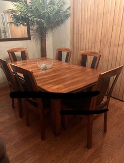 Solid Mahogany Wood Dinner Table Adjustable Sits 6 or 4