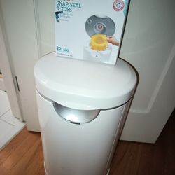 Munchkin Diaper Genie And Bags