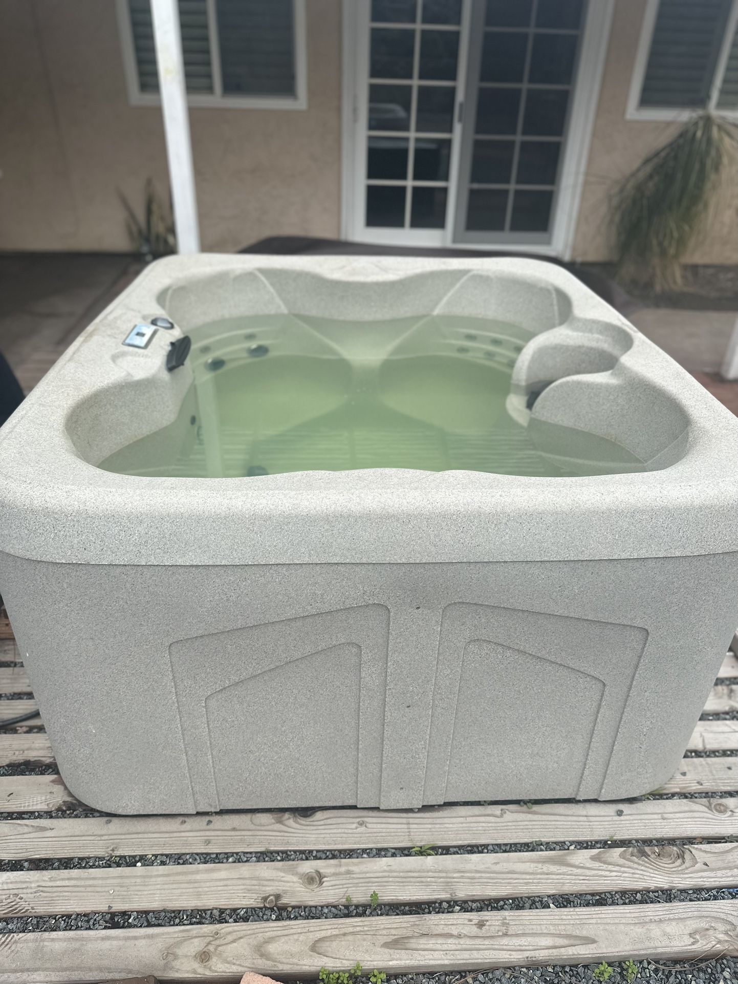 Lifesmart LS100 4Person 13Jet 110v Jacuzzi/ Hottub for Sale in El