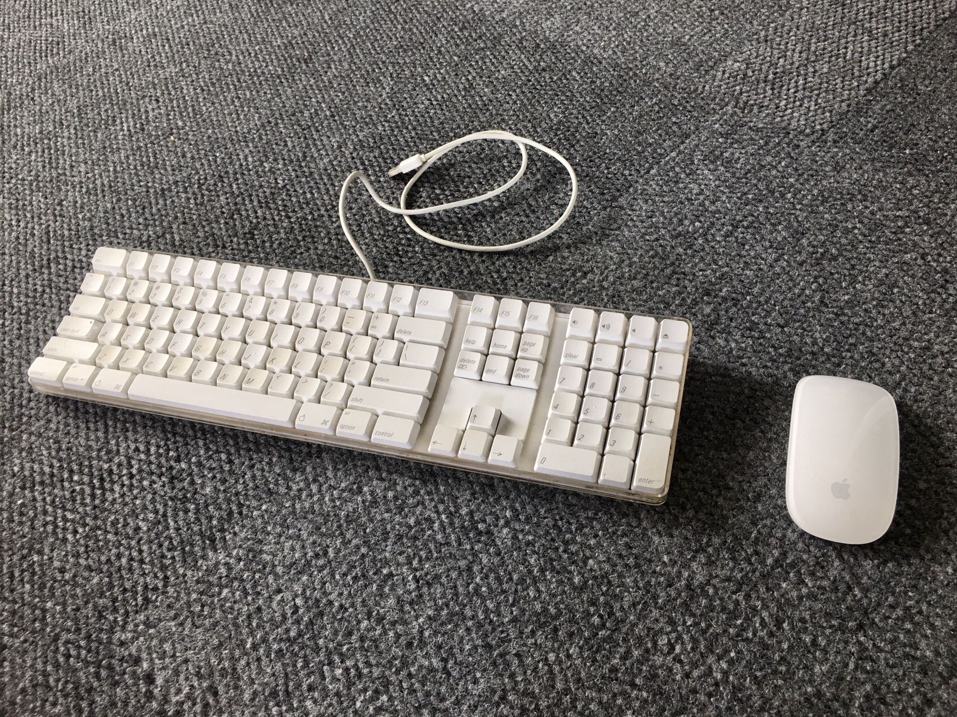 Apple 🍏 Keyboard & wireless Mouse 🐁
