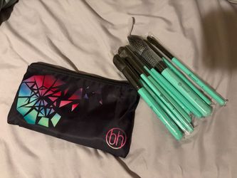 Makeup travel brushes