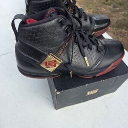 Zoom LeBron 5 'Black Varsity Crimson.