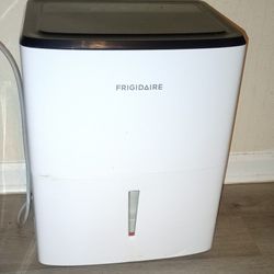 Frigidaire 22 Pint Dehumidifier/ 1,500 Square Foot Coverage