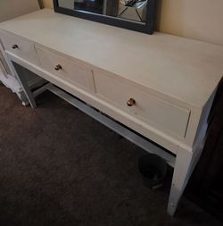 Buffet dining room stand with drawers