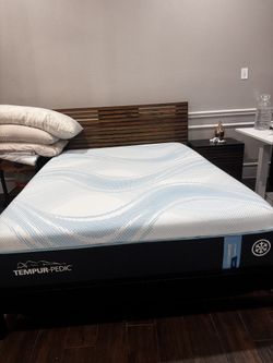 Tempur-Pedic LuxeBreeze Soft – Queen | Excellent Condition