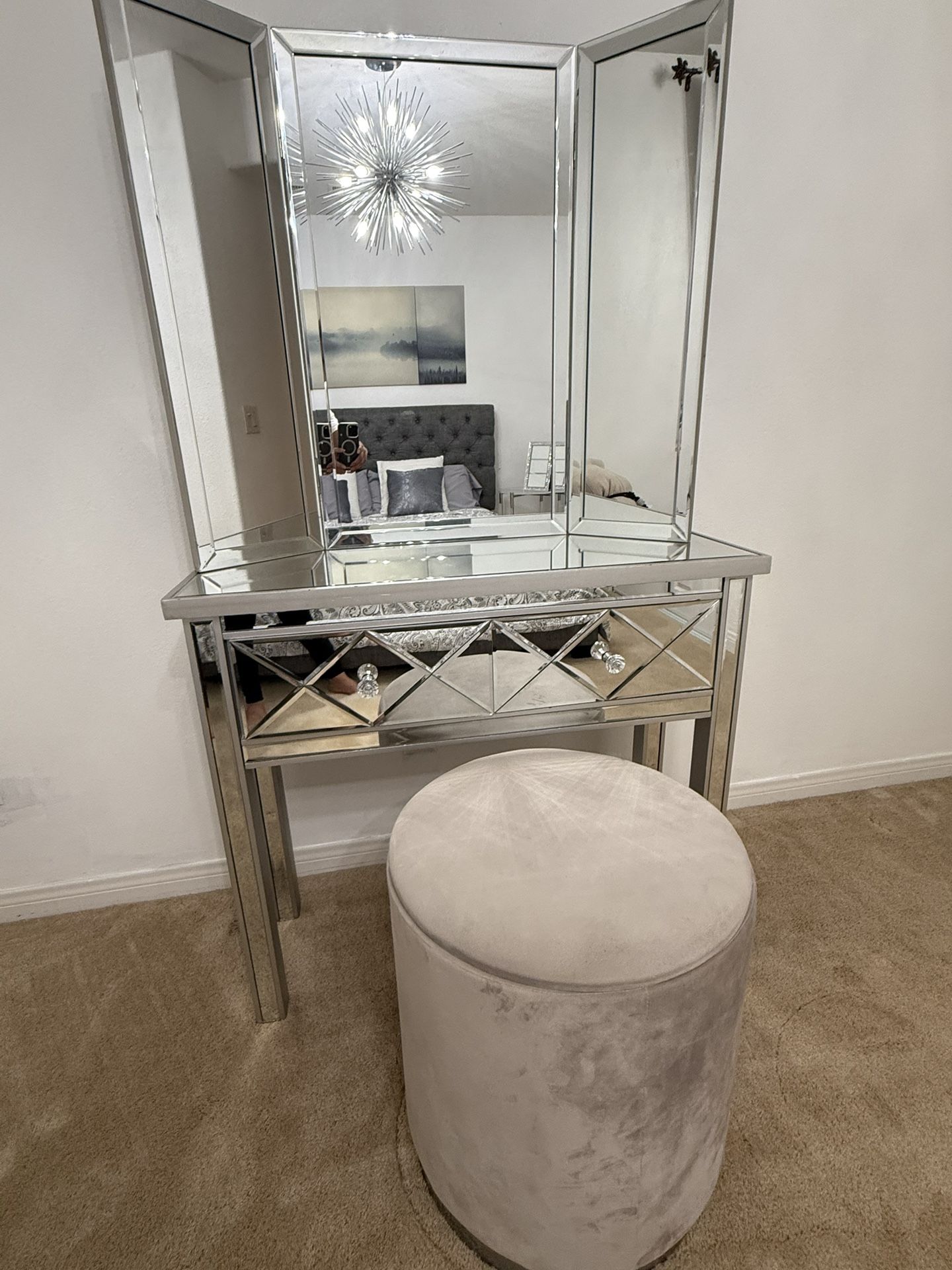💎 Mirrored Vanity & Ottoman Set – $250 (Can Be Sold Separately ) 💎