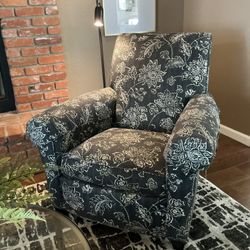 Ethan Allen Upholstered Armchair – Classic Style & Super Comfy