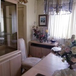 DINING ROOM TABLE GORGEOUS OVAL WOODEN (EXTENDABLE) TABLE -LIKE NEW WITH GLASS INSERTS