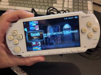 Sony PSP Handheld Gaming Console White w/ 20 psp games and charger *bad umd*