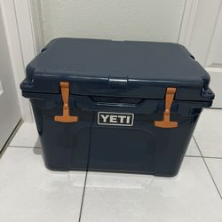 YETI Tundra 35 Cooler - Navy