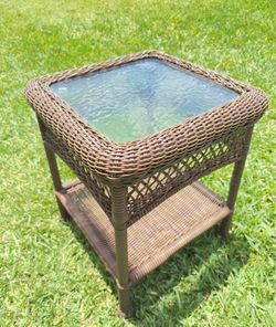 Selling beautiful wicker table with glass top, 18 x 18 x 22.5
