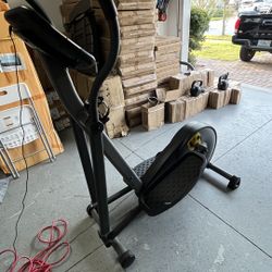 Elliptica Gold’s Gym Stride Trainer 300