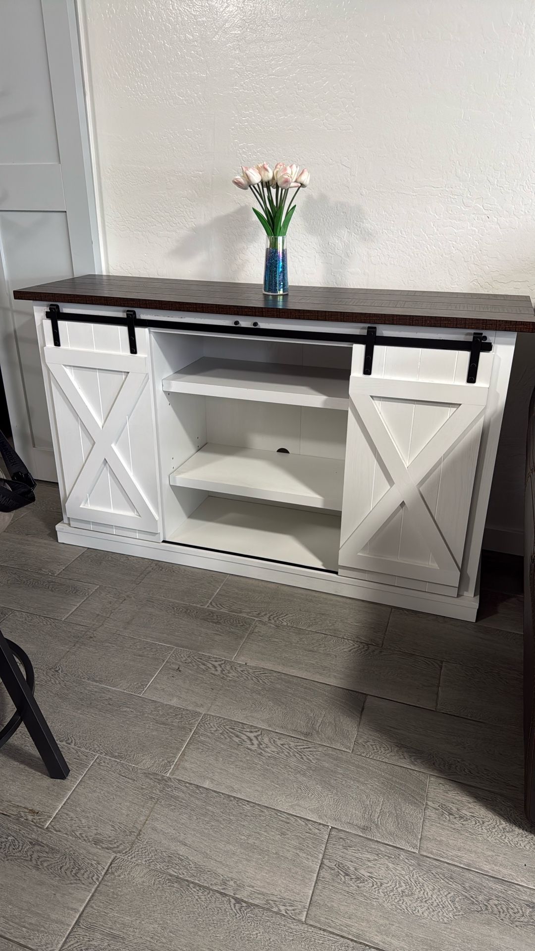 Pamari Wrangler - Soporte de TV con puerta corrediza estilo granero, color blanco