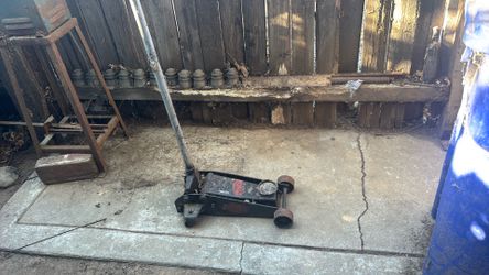 Car Floor jack needs work $15