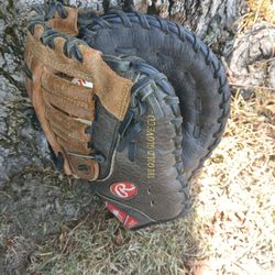 Rawlings "YOUTH" FIRST BASEMENS" GLOVE. LOCATED IN GLENDORA 