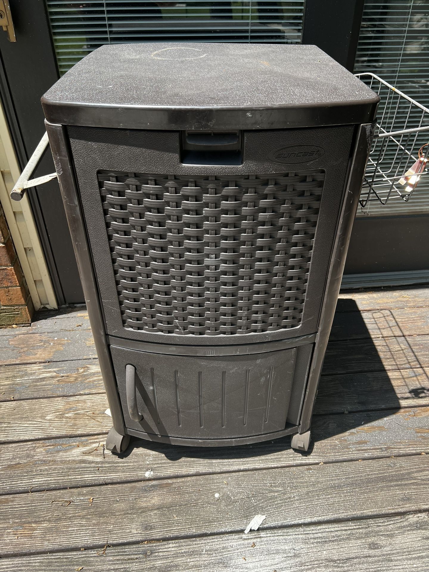 Suncast wicker hot sale patio cooler