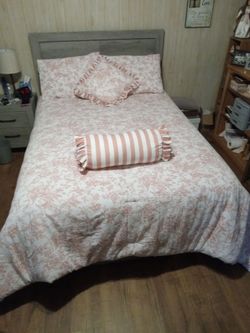 Full Size Reversible Peach 🍑 and White Comforter w Pillows and Shams