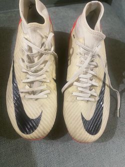 Soccer shoes