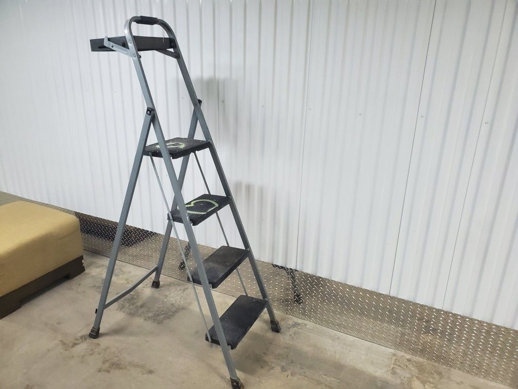 Folding 4' step ladder with paint/tool tray