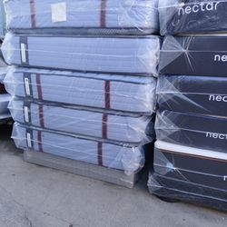 Sealy Mattress 

Sealy posturepedic pro 14" queen  firm tight top Mattress 

Brand new Mattress 