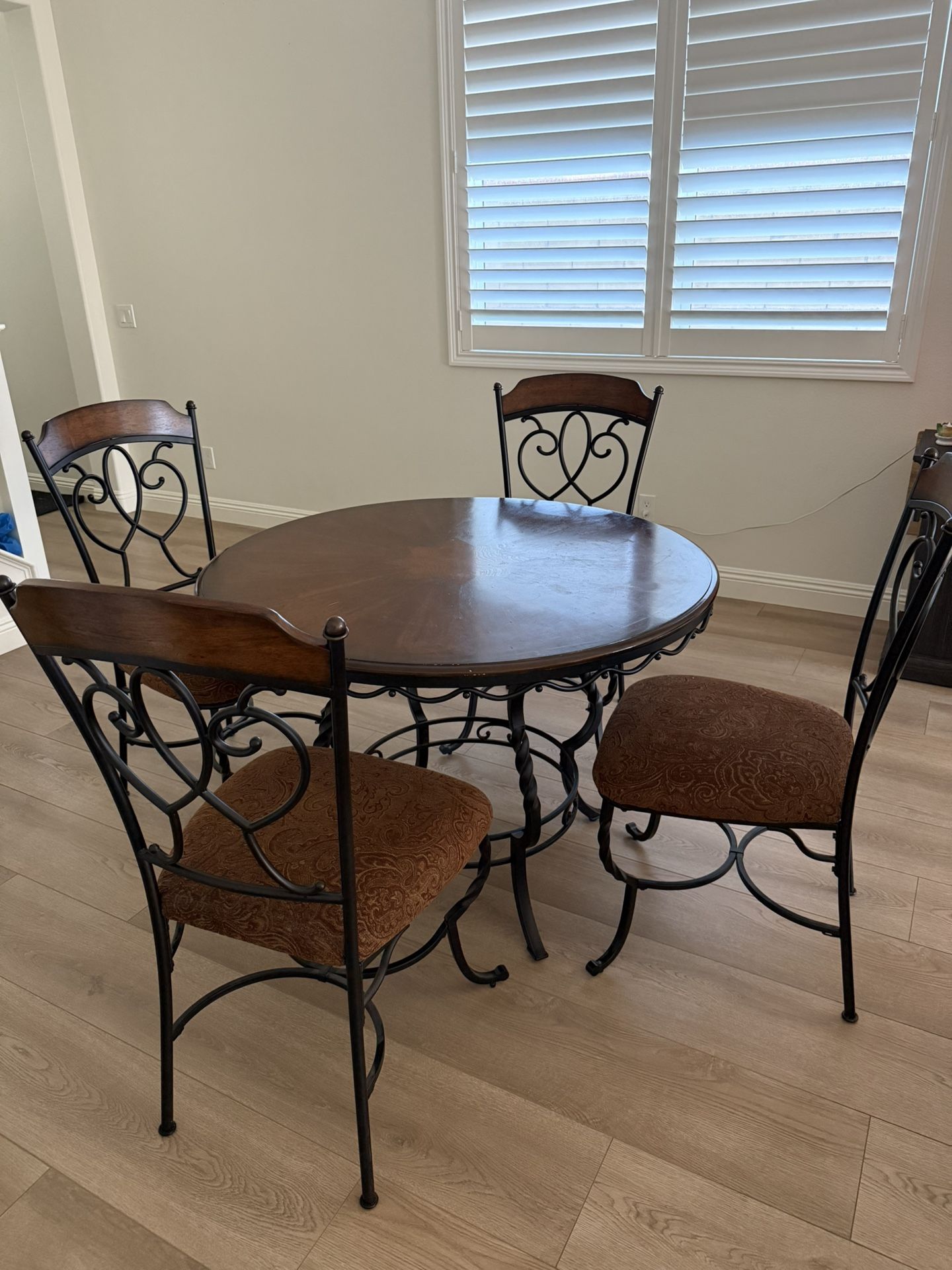 Dining table w/4 chairs