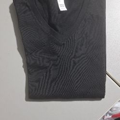 (BB - 9)  DISTRICT WOMEN'S V-NECK BLACK T-SHIRT SIZE LARGE 