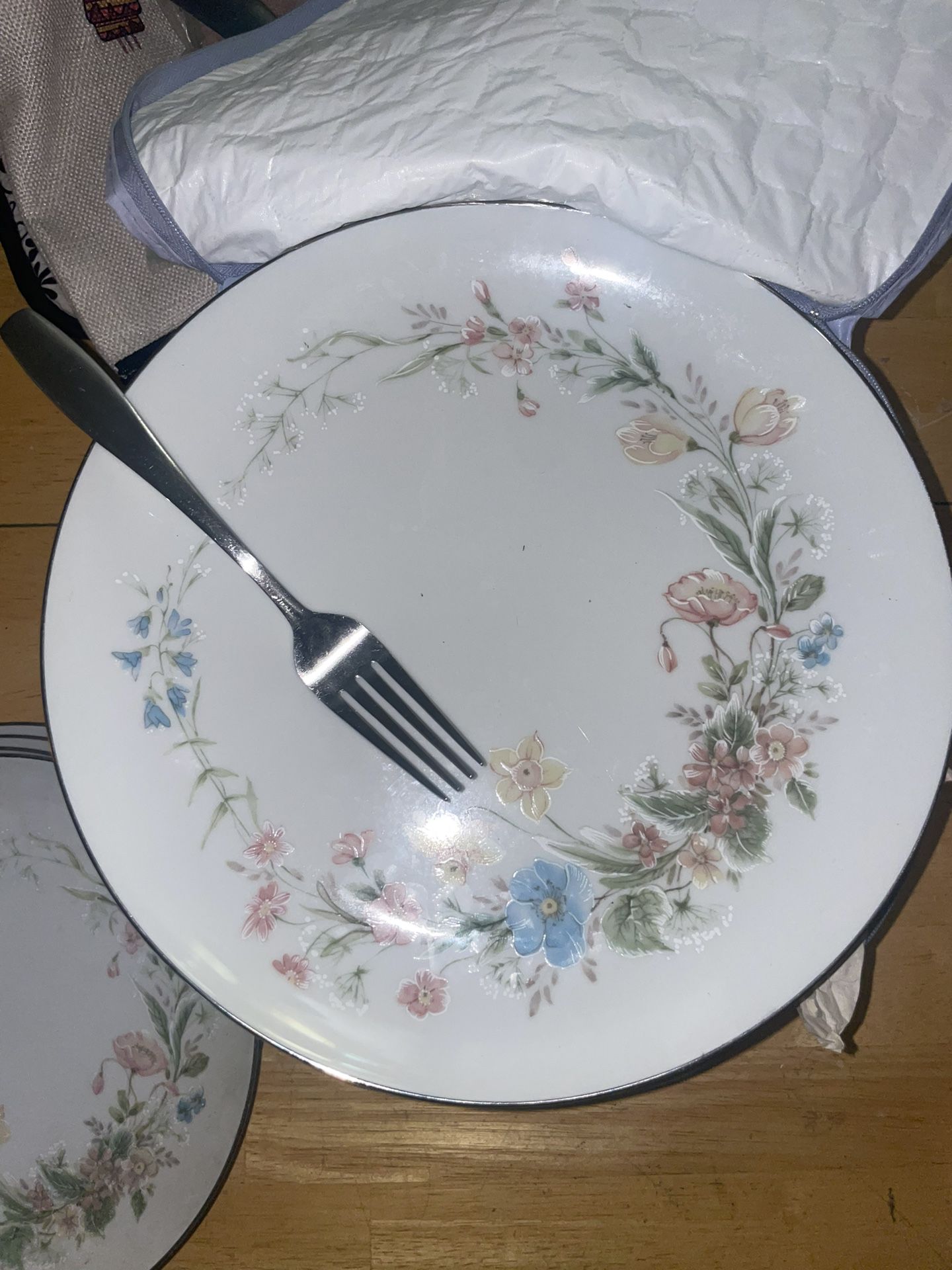 Fine China / Dinner Plates And Bowls