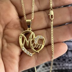 MOM HEART NECKLACE