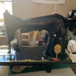 vintage dressmaker deluxe sewing machine made in Japan