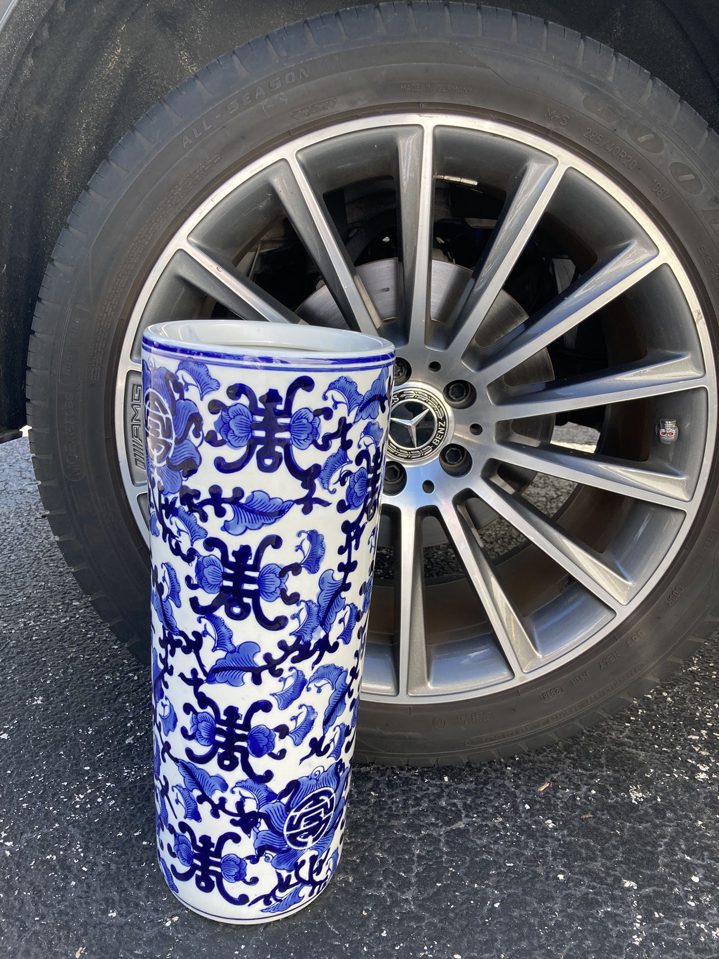 18” Tall Pretty Asian Chinese Chinoiserie Porcelain Or Glazed Ceramic Blue & White Umbrella Or Cane Stand. Or Fabulous  Floor Or Hall Table Vase.  