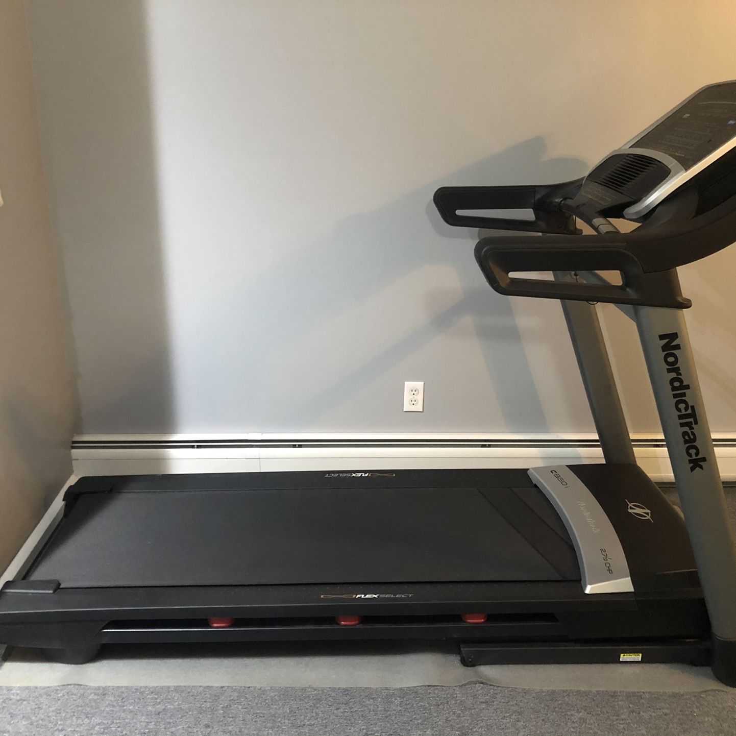 Treadmill NordicTrack C850i. Lightly Used. Works Perfect. for Sale in Staten Island NY OfferUp