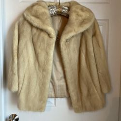 Bullock’s Fur Coat In Good Condition 