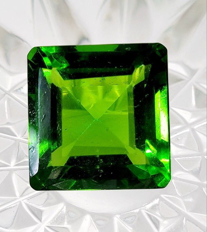 37.75 Ct Loose Brazil Tourmaline-like Green Square Cut 20X20X15mm Lab Gemstone. This exquisite gemstone is a stunning addition to any collection. With