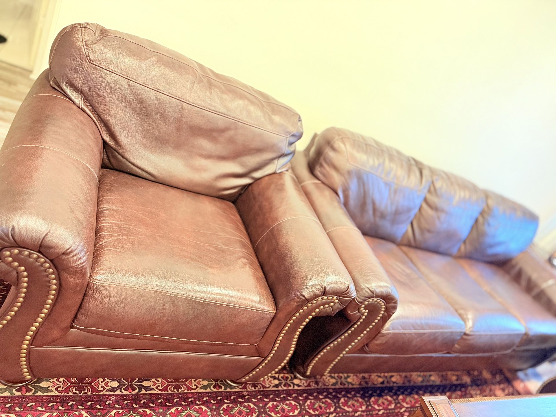 👉 Living Room Set – 3 Sofas & 3 Tables, Like New