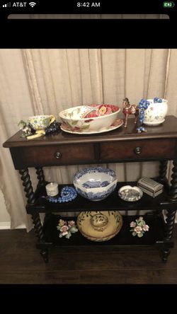 High quality vintage design excellent quality condition table 13” wide 36” tall $55 obo