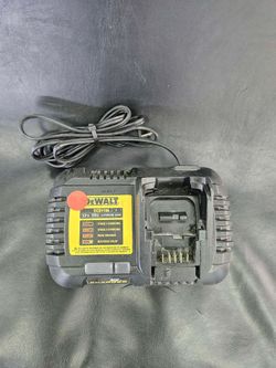 Dewalt DCB1106 Battery Charger 6 Amp 12, 20 & 60 Volt Tool