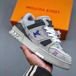 A pair of fashionable and versatile shoes