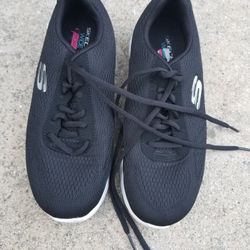 SKECHERS TENNIS SHOES WOMEN SIZE 7 1/2 BLACK