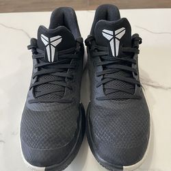 Size 9 NIKE MAMBA FOCUS BLACK NO BOX