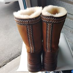 UGG SIZE 7 WOMEN PRICE 100