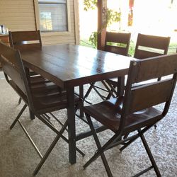 Dining Table In Excellent Condition