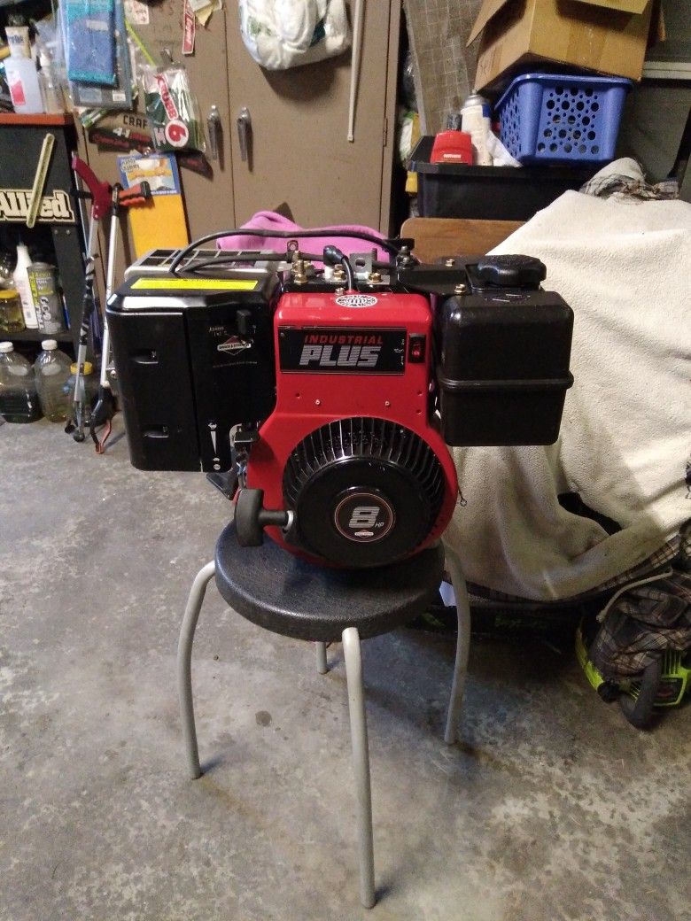 Briggs & Stratton Industrial Plus 8 Horse Commercial Side Shaft Engine