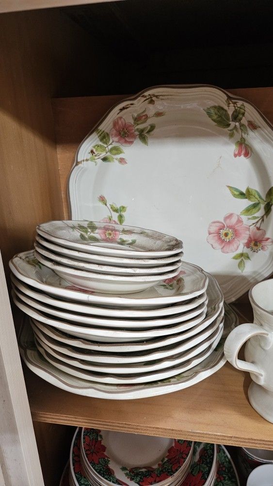 Mikasa Set Of Dinner Plates For 4