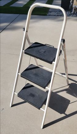 Metal step ladder